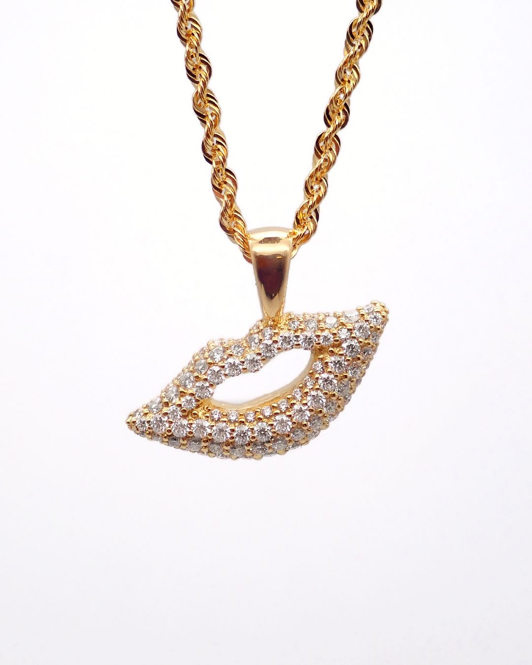 TOBExx | ポップで可愛い唇(KISS)のペンダント**パヴェダイヤモンド  